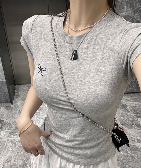 正肩タイト半袖Tシャツ+グレーひもスカート Y3