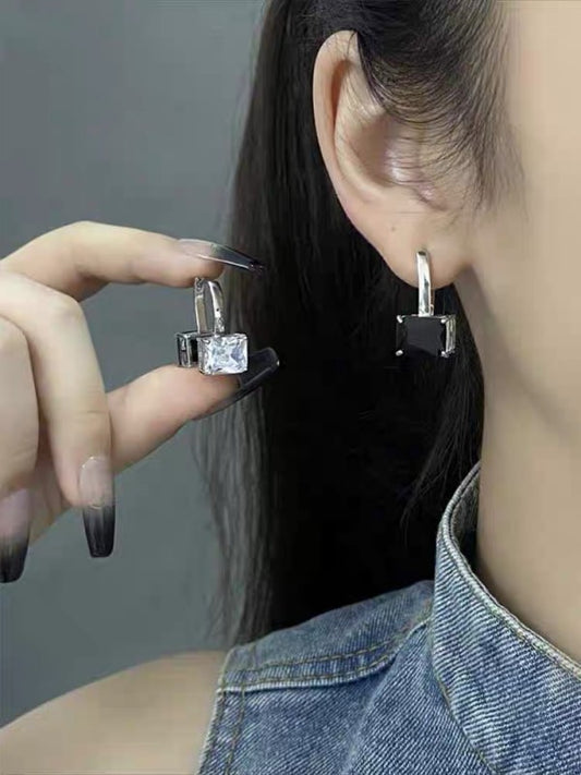 両面ジルコン黒と白のコントラストカラー正方形イヤリング女性軽くて豪華な気品小衆デザインイヤリングX1