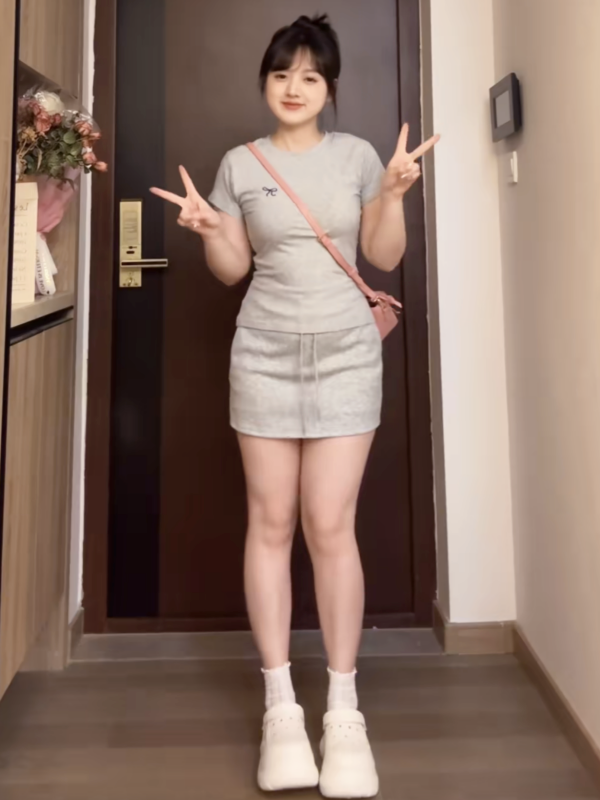 正肩タイト半袖Tシャツ+グレーひもスカート Y3