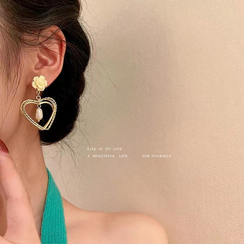 YQQ 淡水真珠花ハートピアス