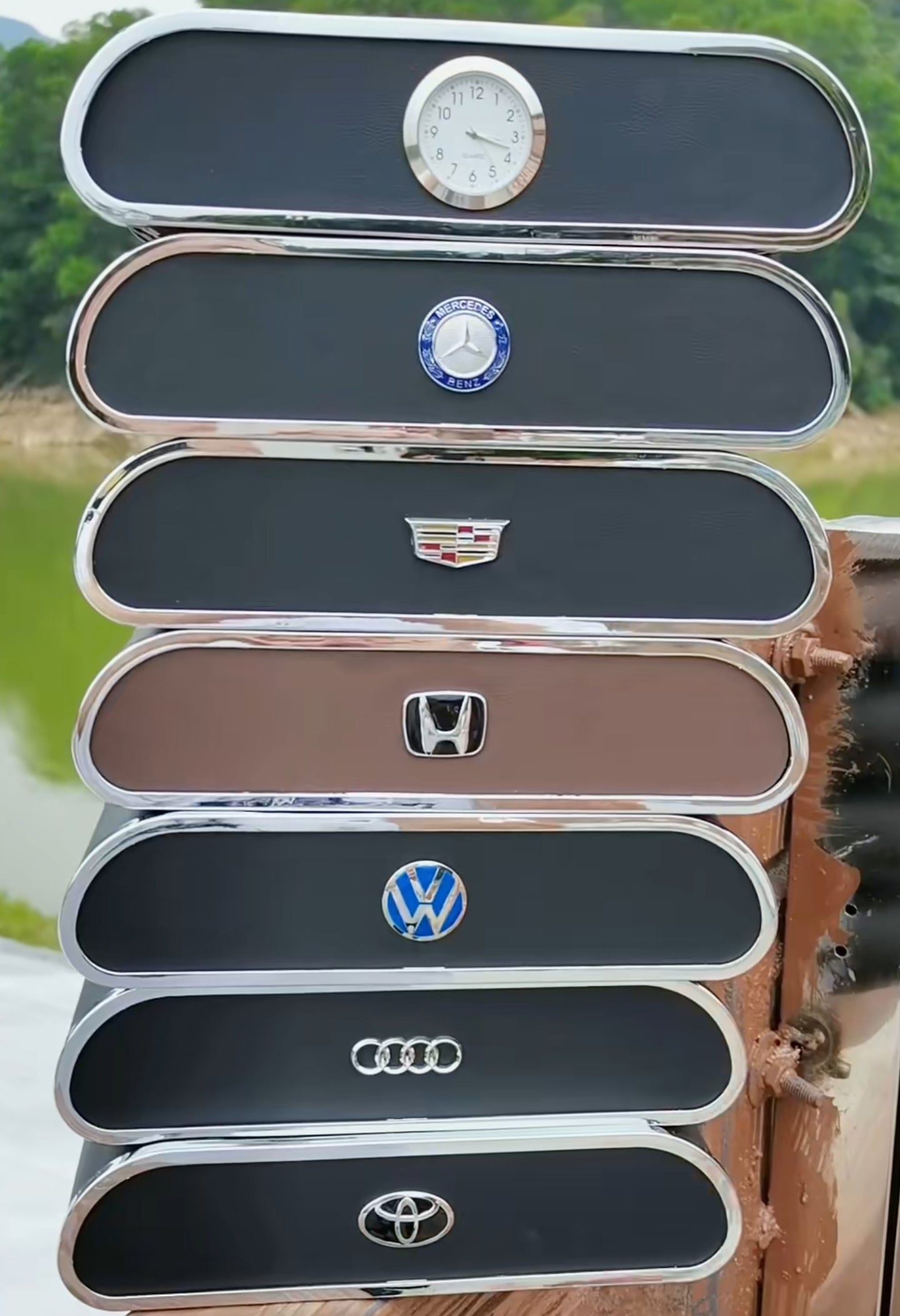 LF 自動車のエンブレム 車載用ティッシュボックス プレミア - ブラック