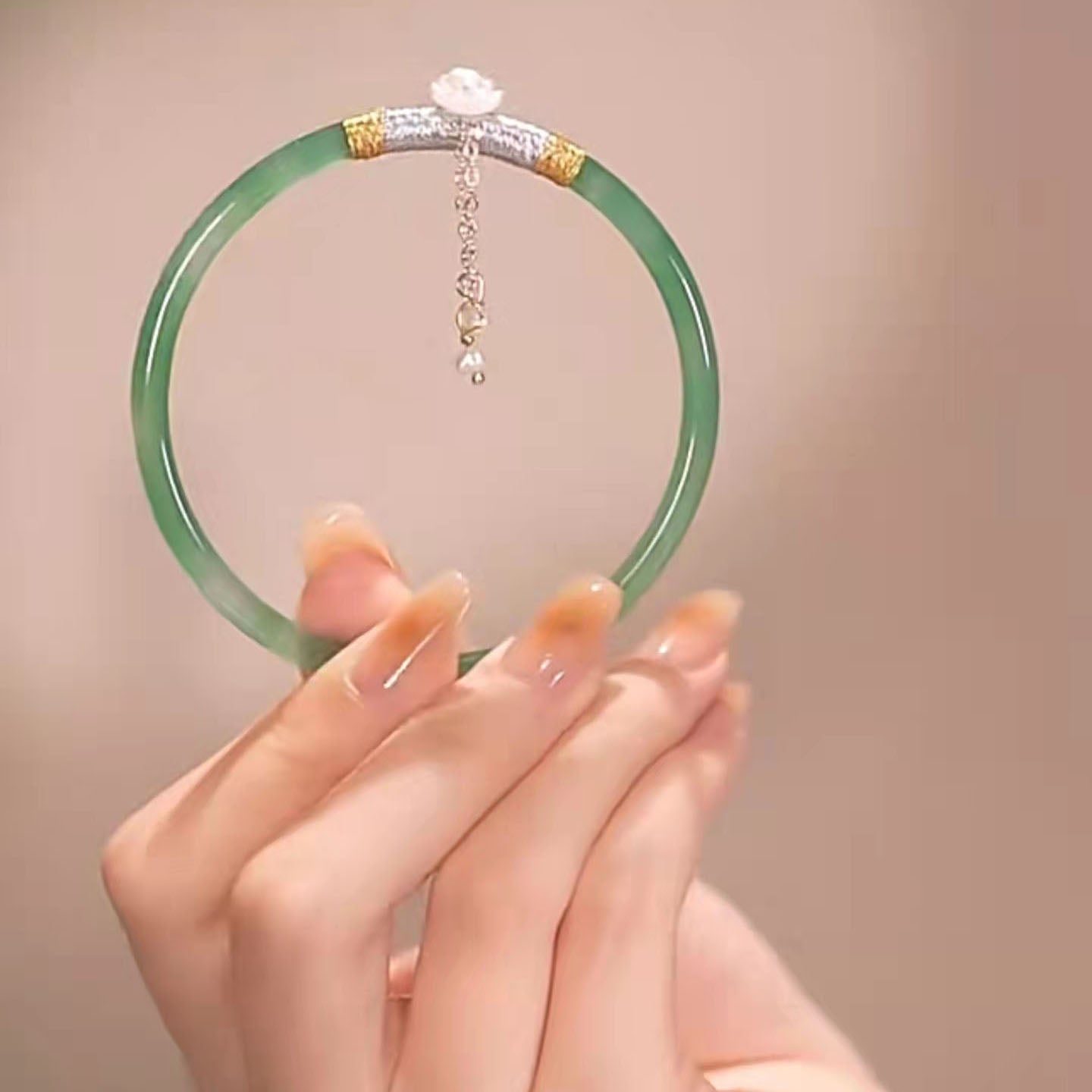 LF  優しそうで上品  アゲートブレスレット  エメラルドグリーン フラワー   エレガント