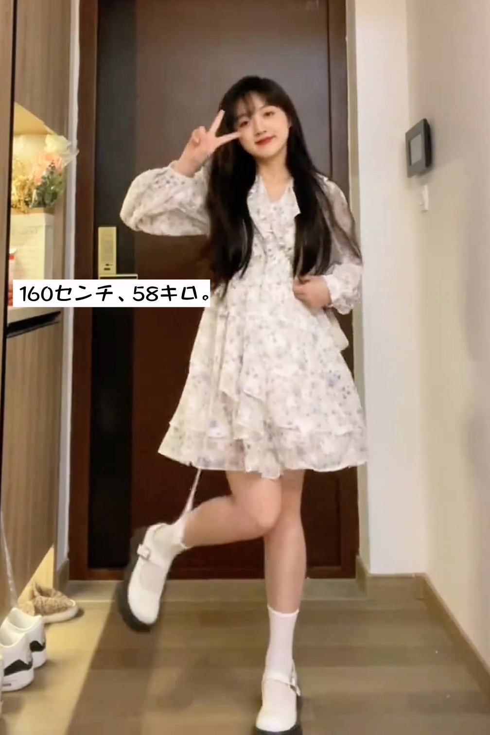 XYW  予約  2023春夏新作 Vネック パフスリーブ ふりふり パープル花柄のワンピース 優しい
