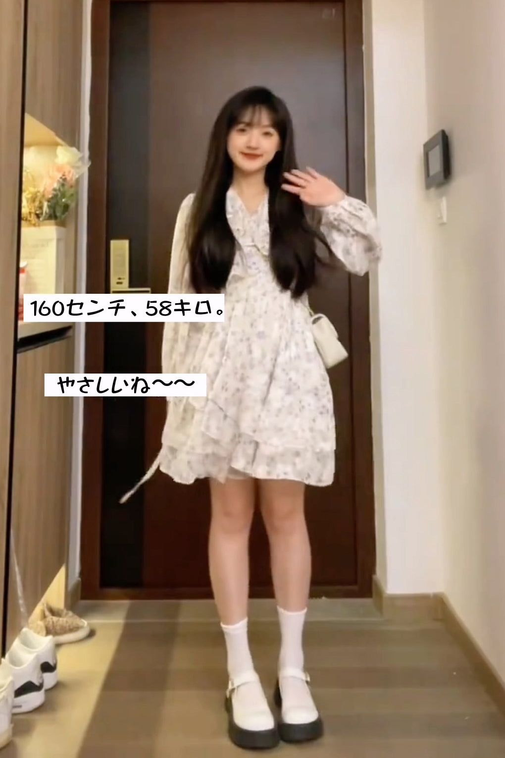 XYW  予約  2023春夏新作 Vネック パフスリーブ ふりふり パープル花柄のワンピース 優しい